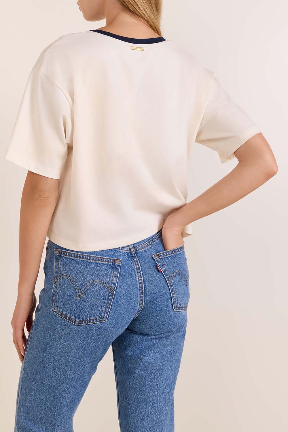 תמונת דוגמן אחורית של חולצת טי