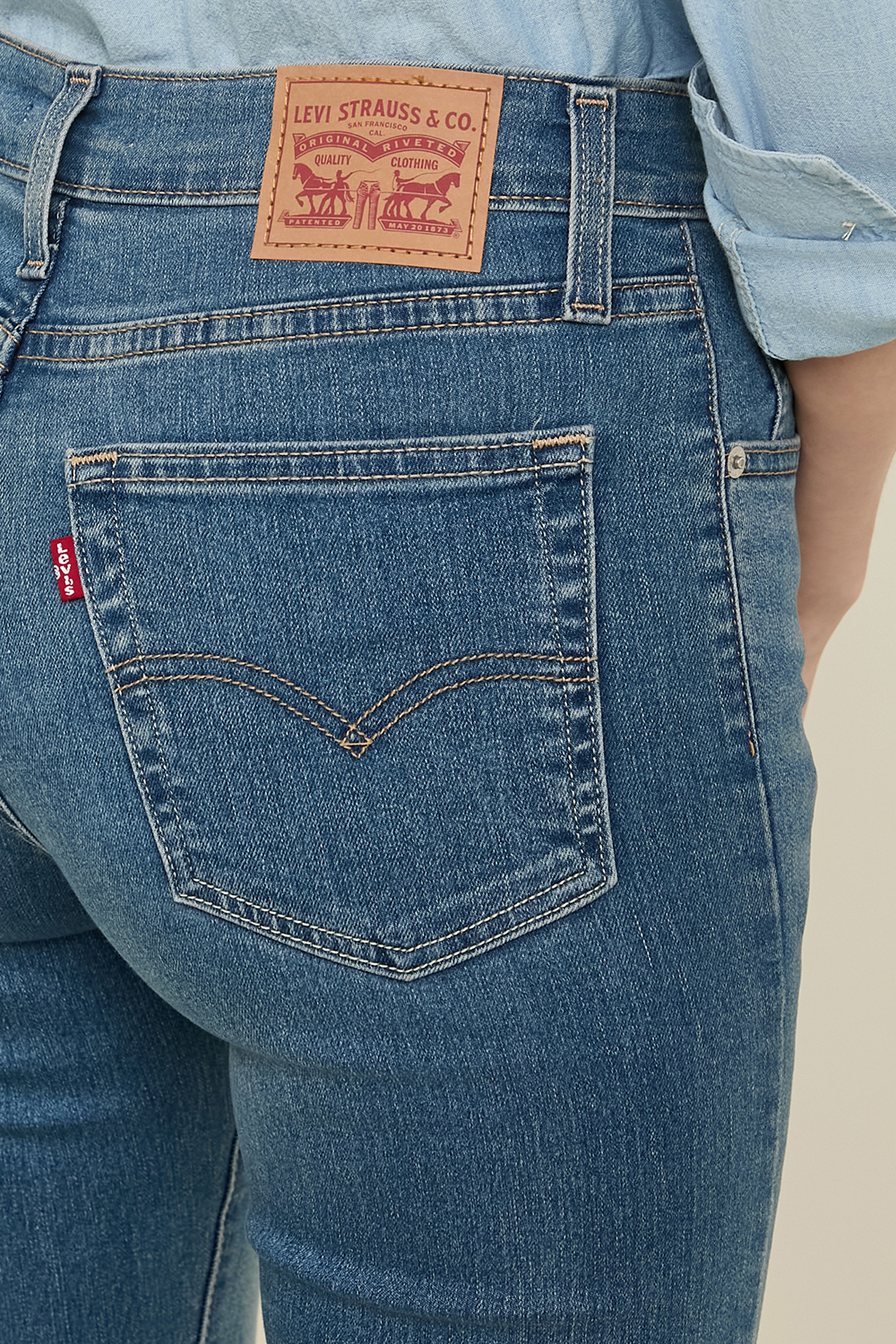 תמונת תקריב דוגמן של מכנסי ג'ינס בוטקאט 725 בגזרה מתרחבת