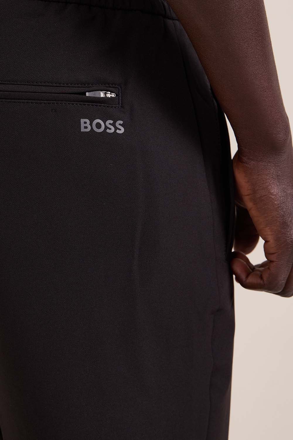 תמונת תקריב דוגמן של מכנסי ג'וג סלים פיט