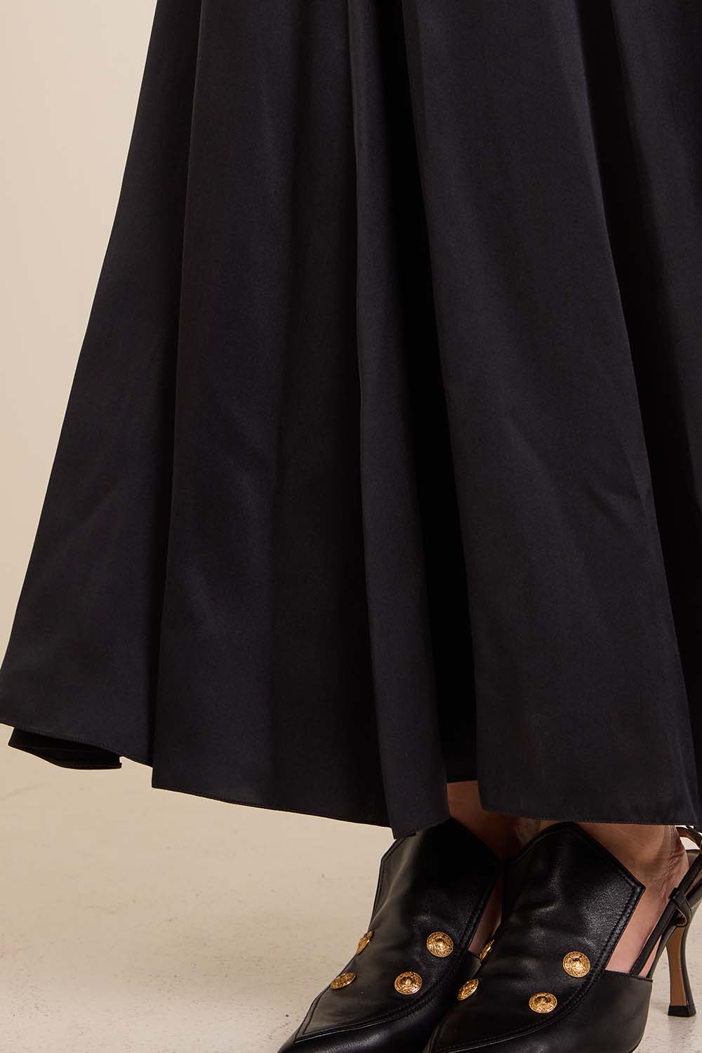 תמונת תקריב דוגמן של חצאית מקסי