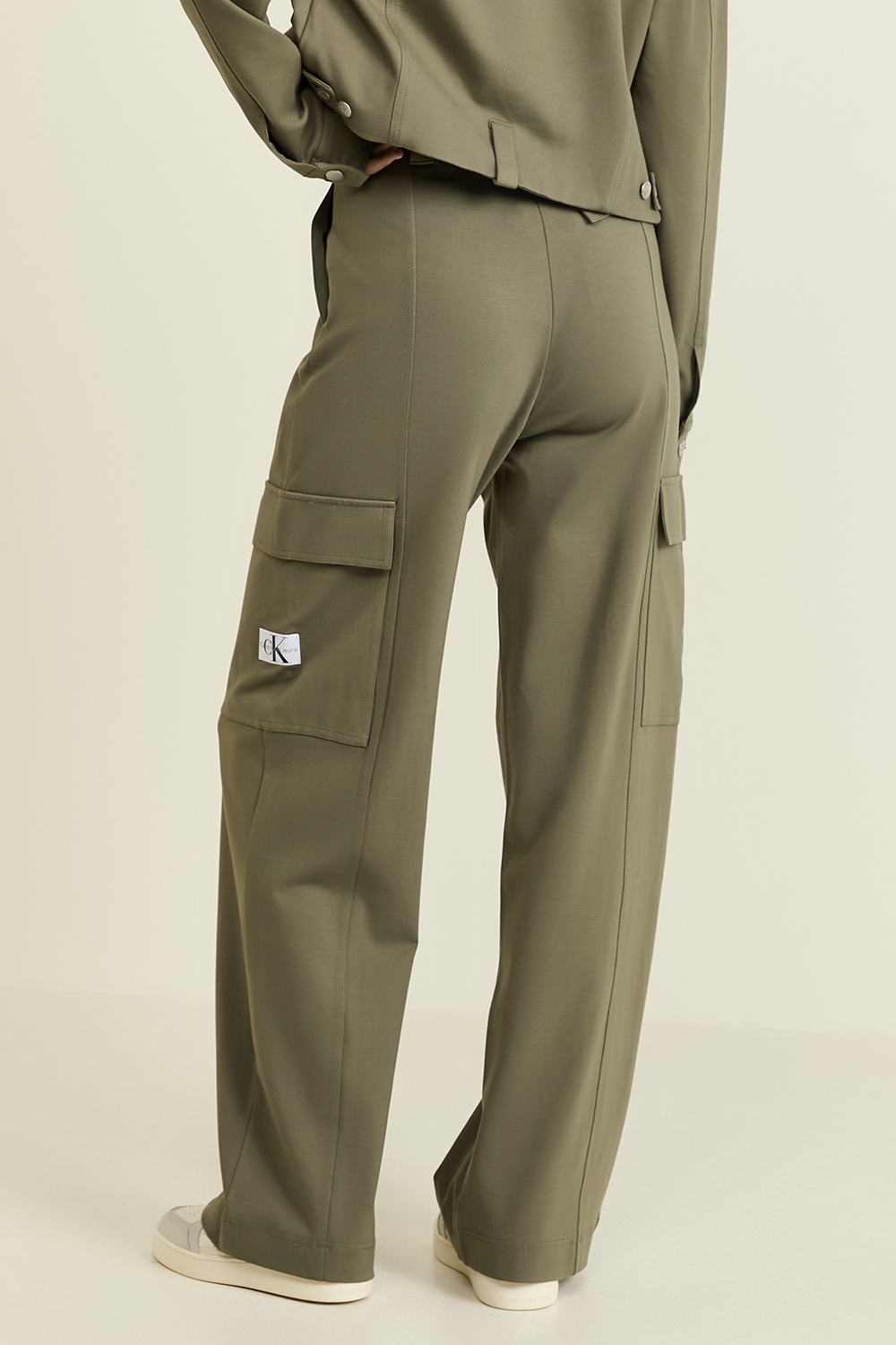 תמונת דוגמן אחורית של מכנסי מילאנו