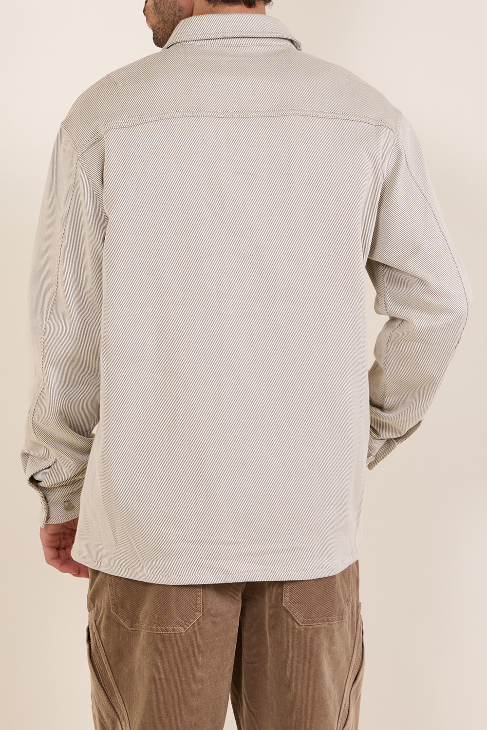 תמונת דוגמן אחורית של ז'קט מכופתר