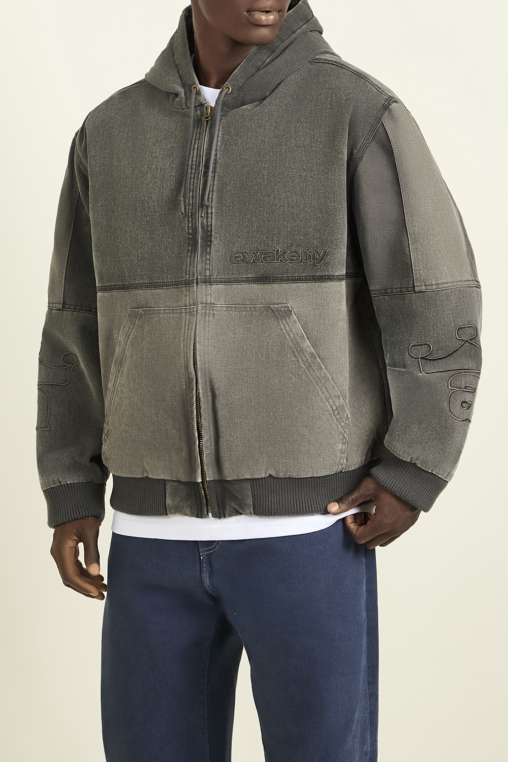 תמונת דוגמן קידמית של סווטשירט קפוצ'ון ג'ינס