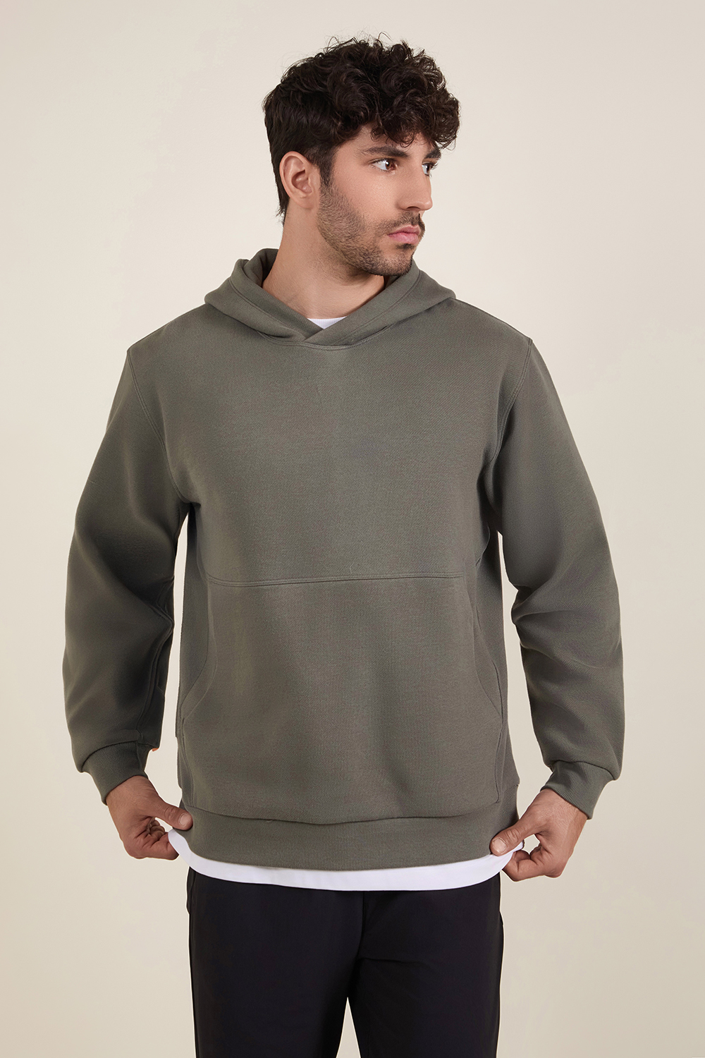 תמונת דוגמן קידמית של Steady State Pullover Hoodie