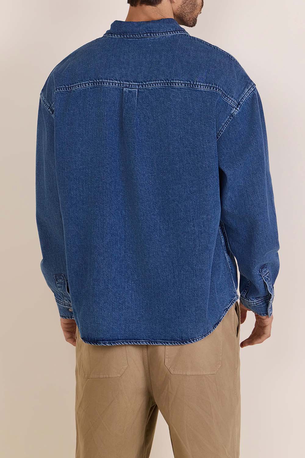 תמונת דוגמן אחורית של ז'קט ג'ינס משוחרר