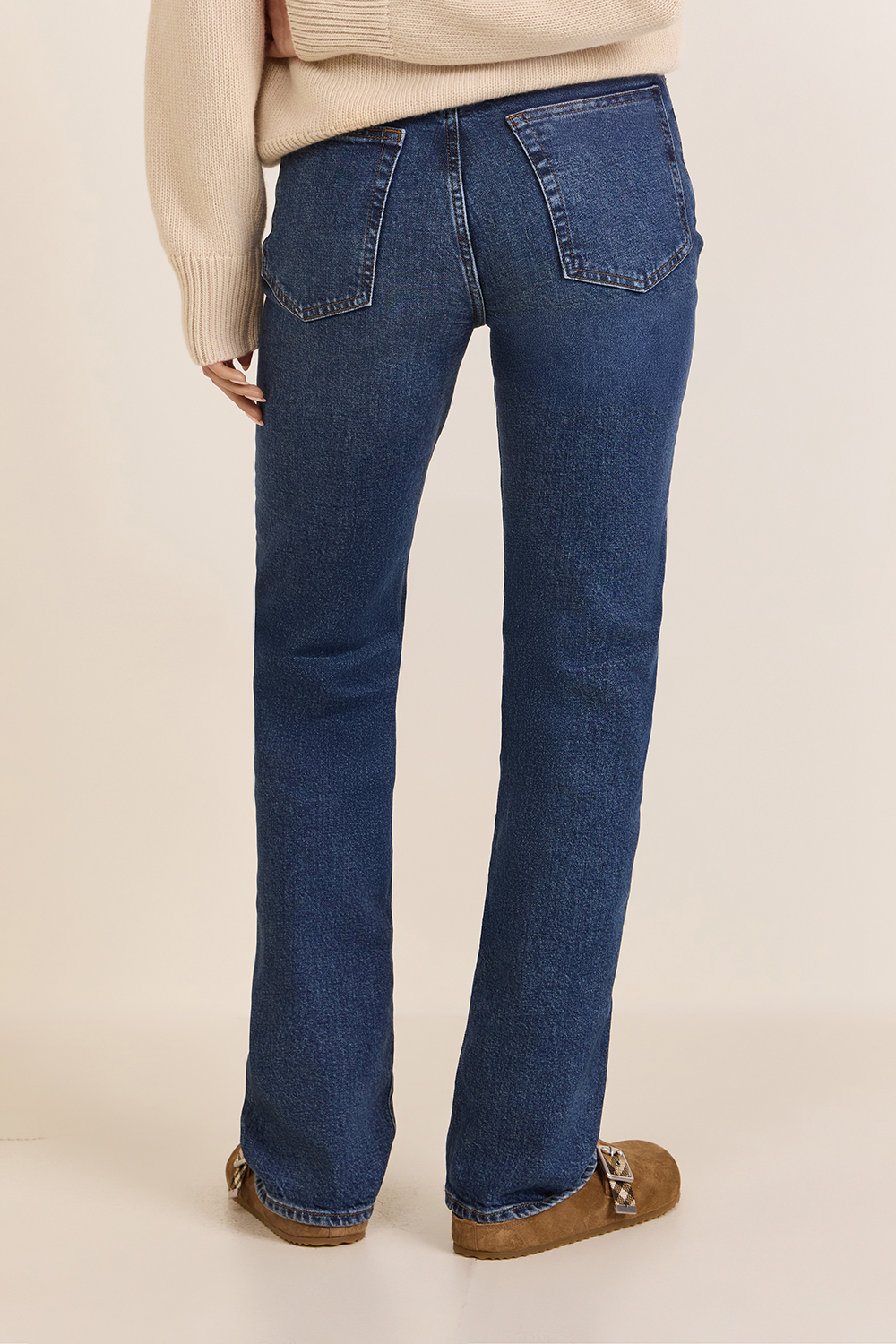 תמונת דוגמן אחורית של מכנסי ג'ינס בגזרה ישרה