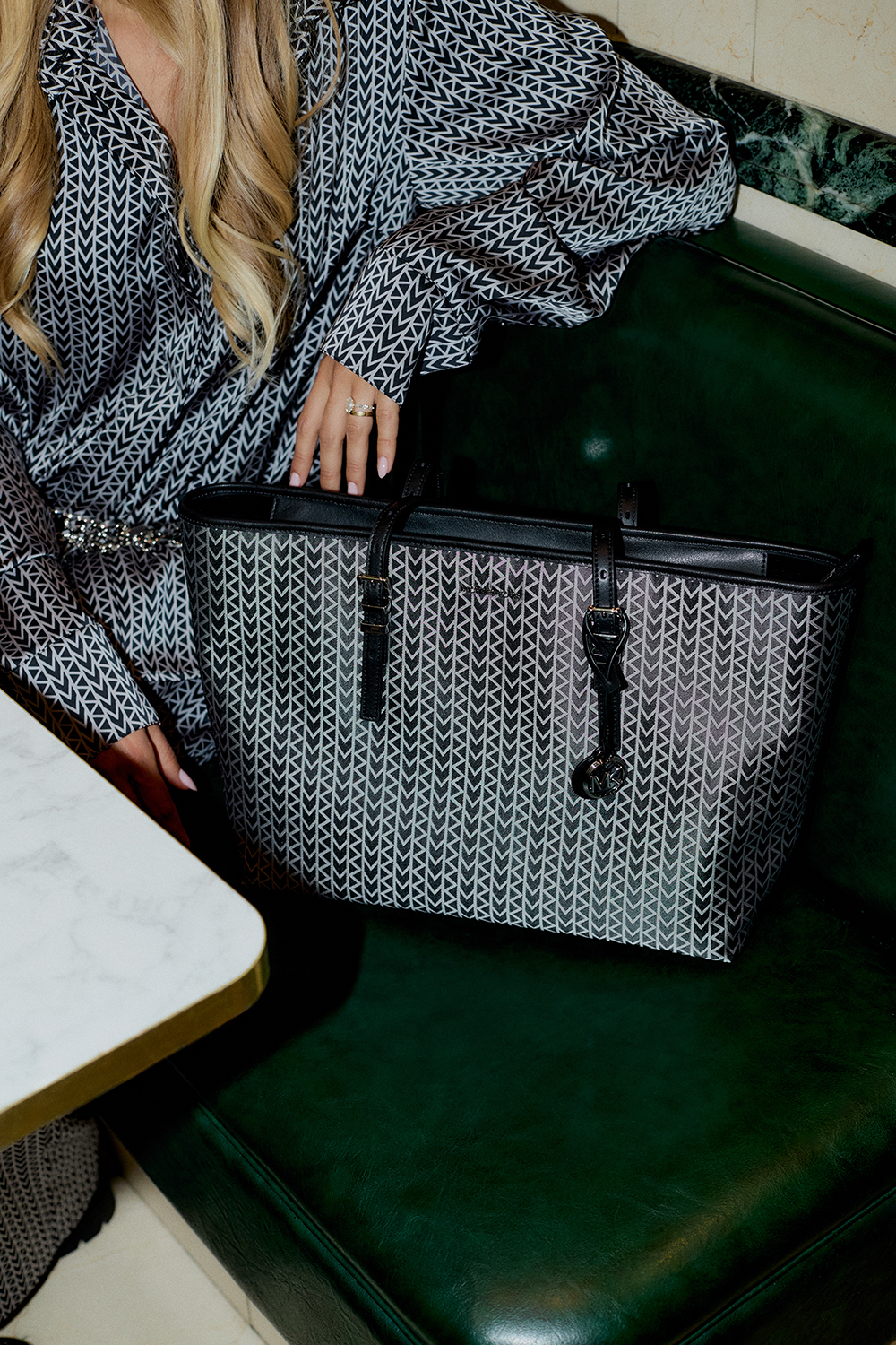 תמונת אווירה של תיק כתף קווין לארג'