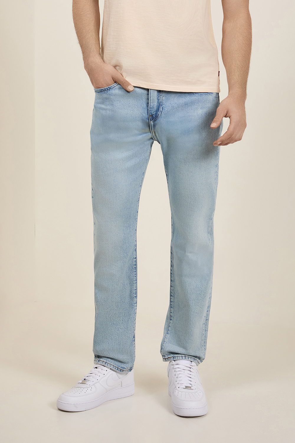 תמונת דוגמן קידמית של מכנסי ג'ינס טאפר 502 בגזרה ישרה