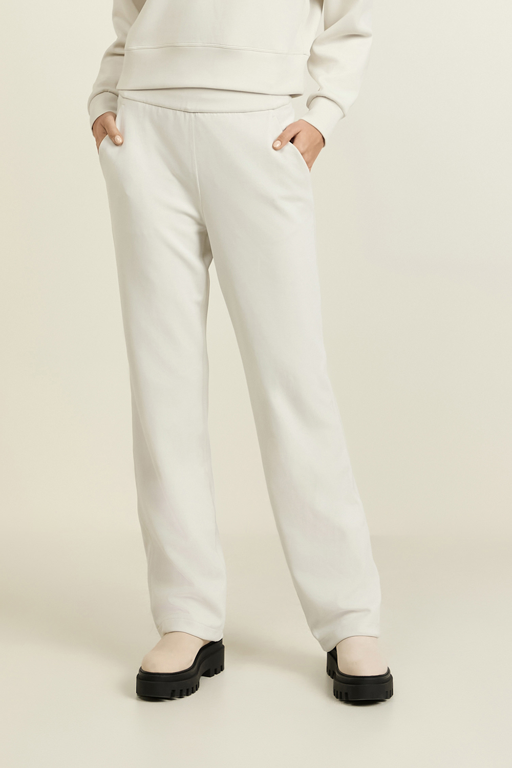 תמונת דוגמן קידמית של Softstreme™ High-Rise Straight Pant Regular