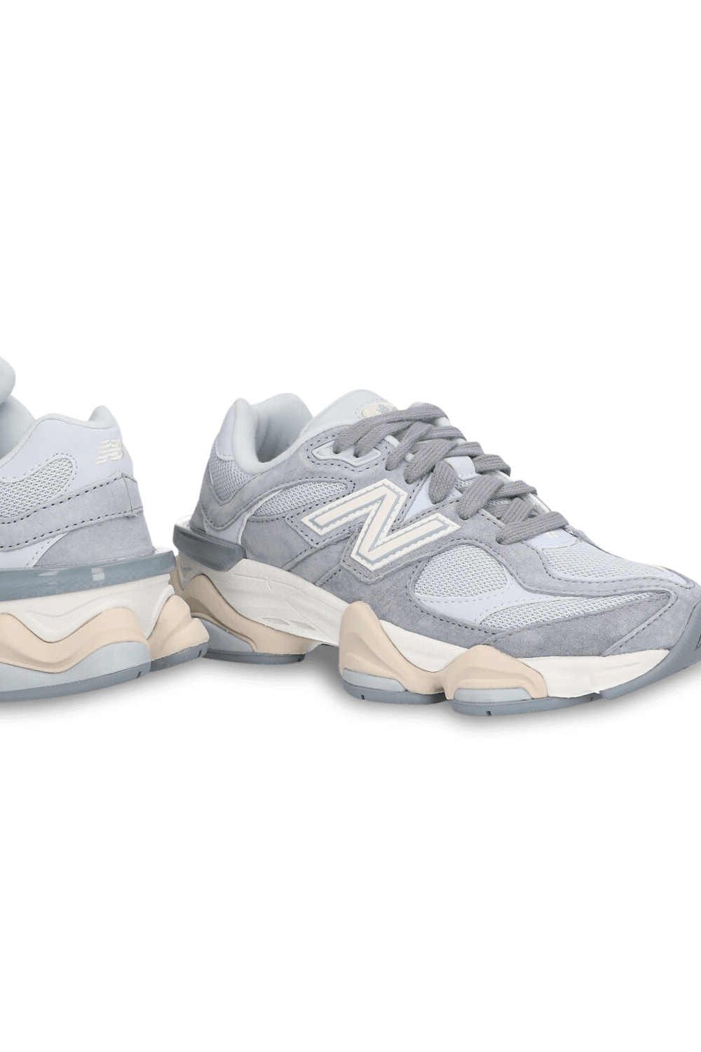 תמונת תקריב של נעלי סניקרס 9060