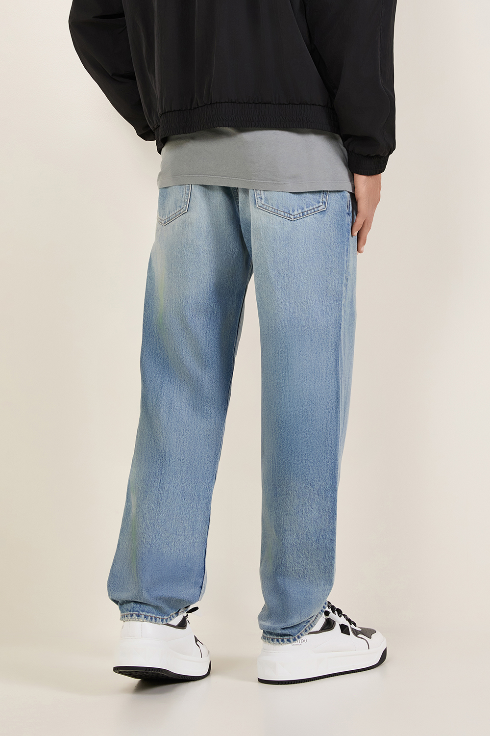 תמונת דוגמן אחורית של מכנסי ג'ינס בגזרה ישרה