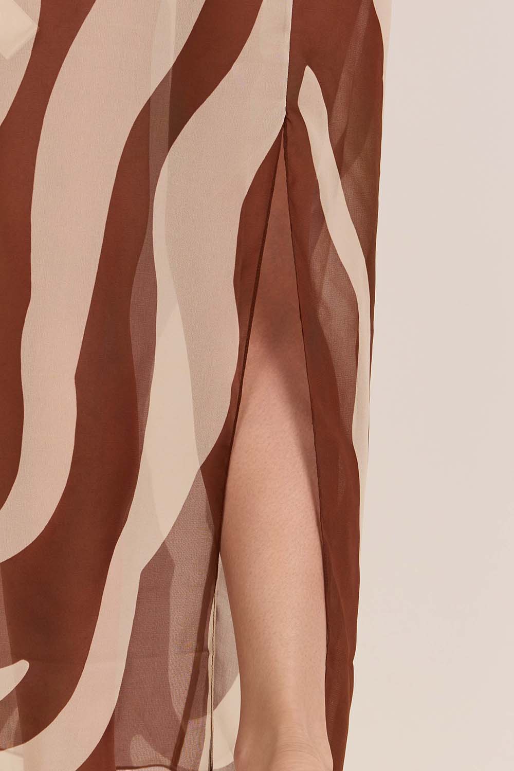 תמונת תקריב דוגמן של שמלת כפתן