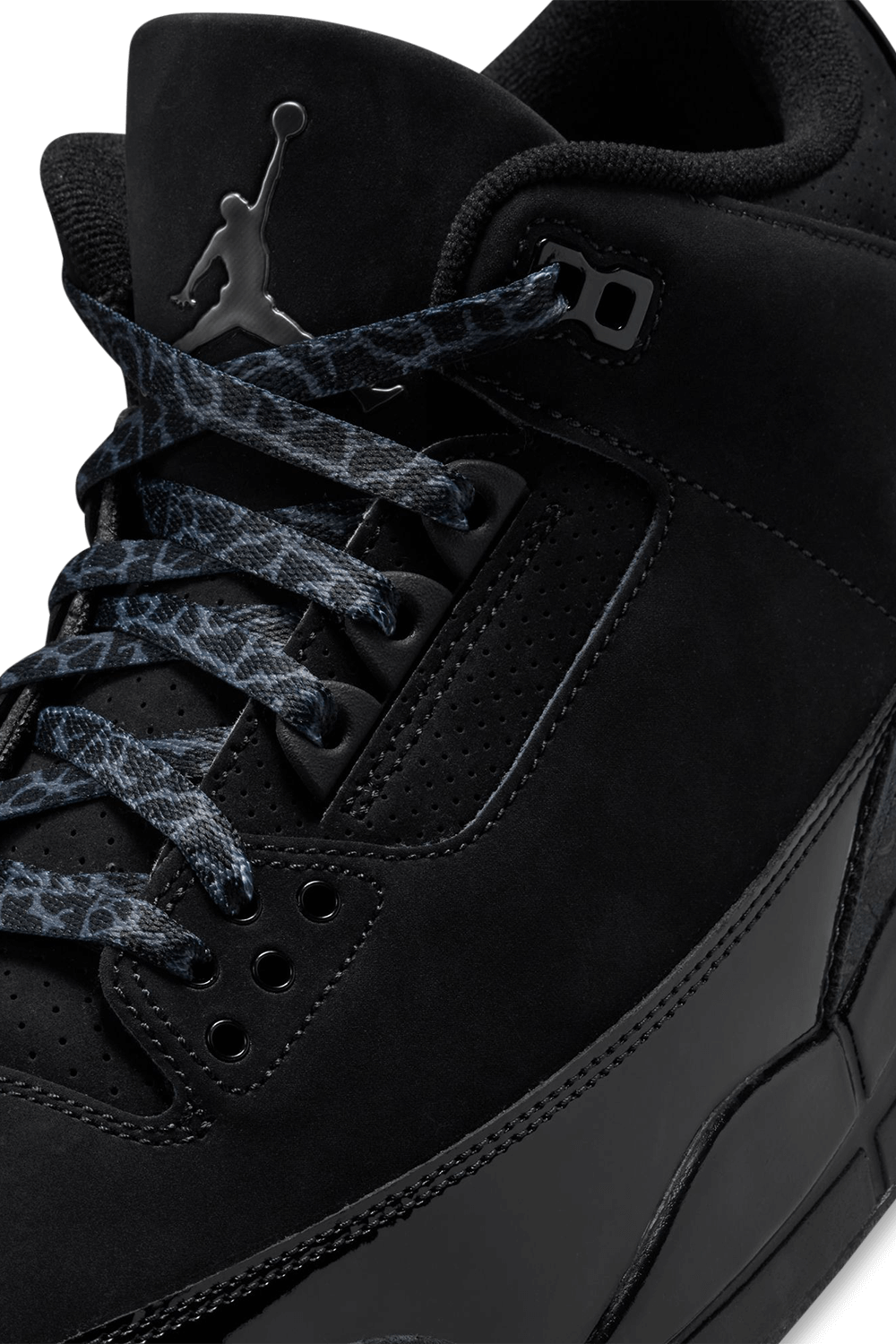 תמונת תקריב של נעלי סניקרס אייר ג'ורדן 3 רטרו בלאק-קאט