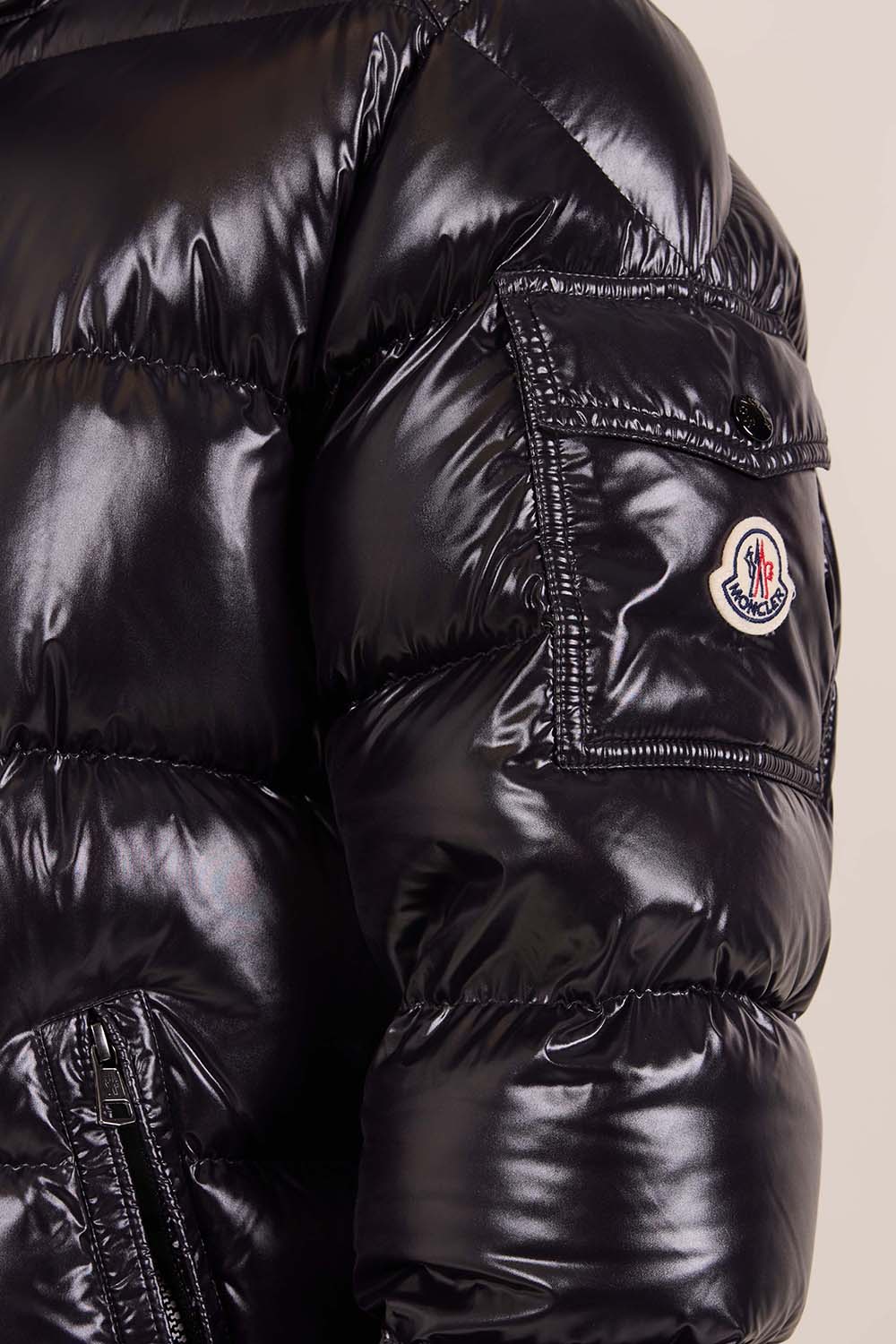 תמונת תקריב דוגמן של מעיל פוך קצר