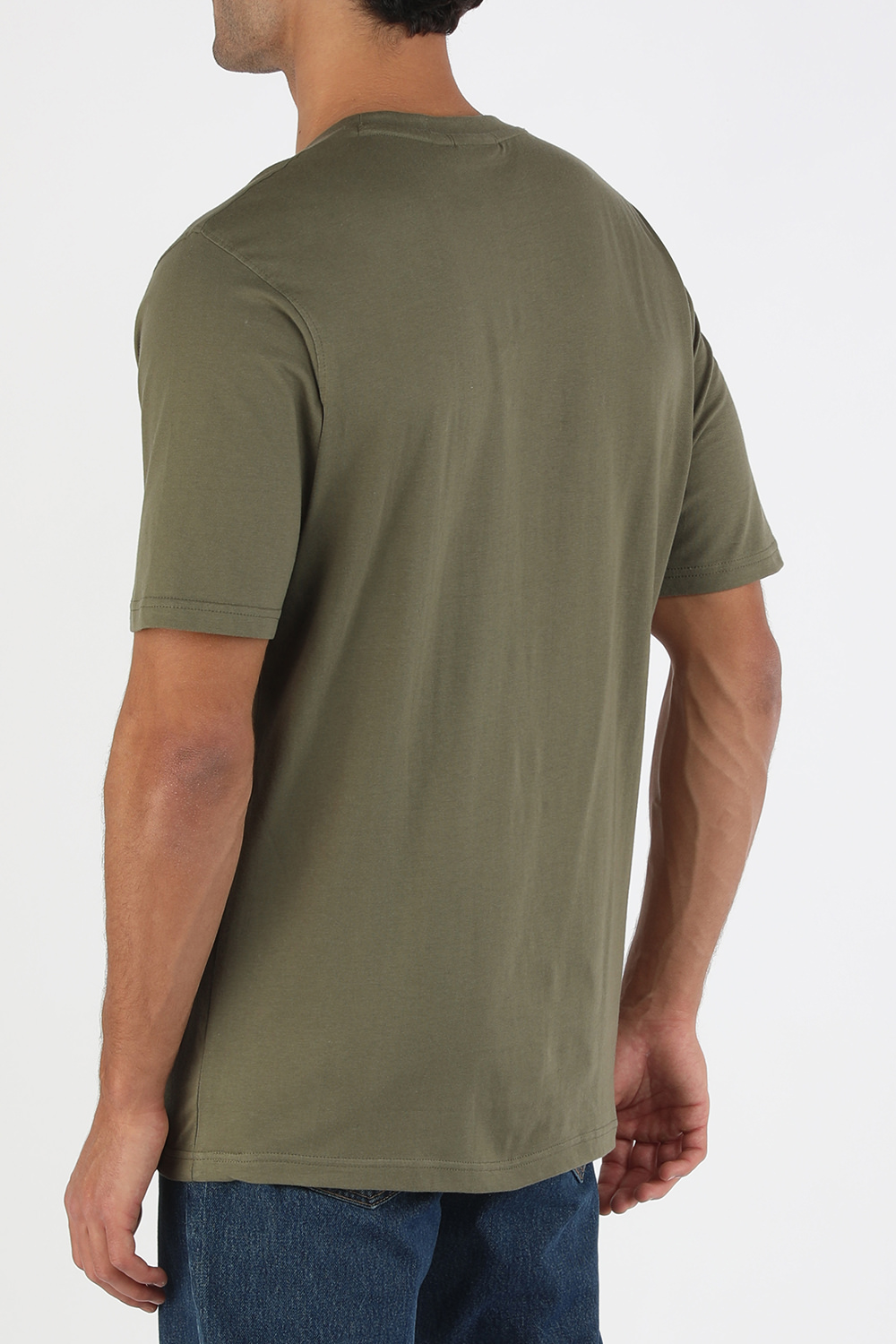 תמונת דוגמן אחורית של חולצת טי עם לוגו בגוון ירוק זית