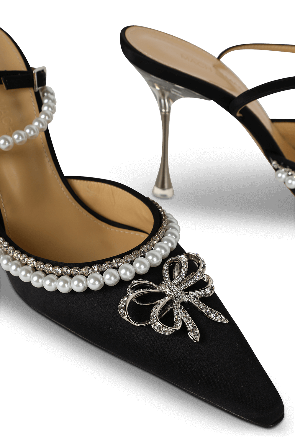 תמונת תקריב של נעלי עקב ממשי סאטן עם פנינים