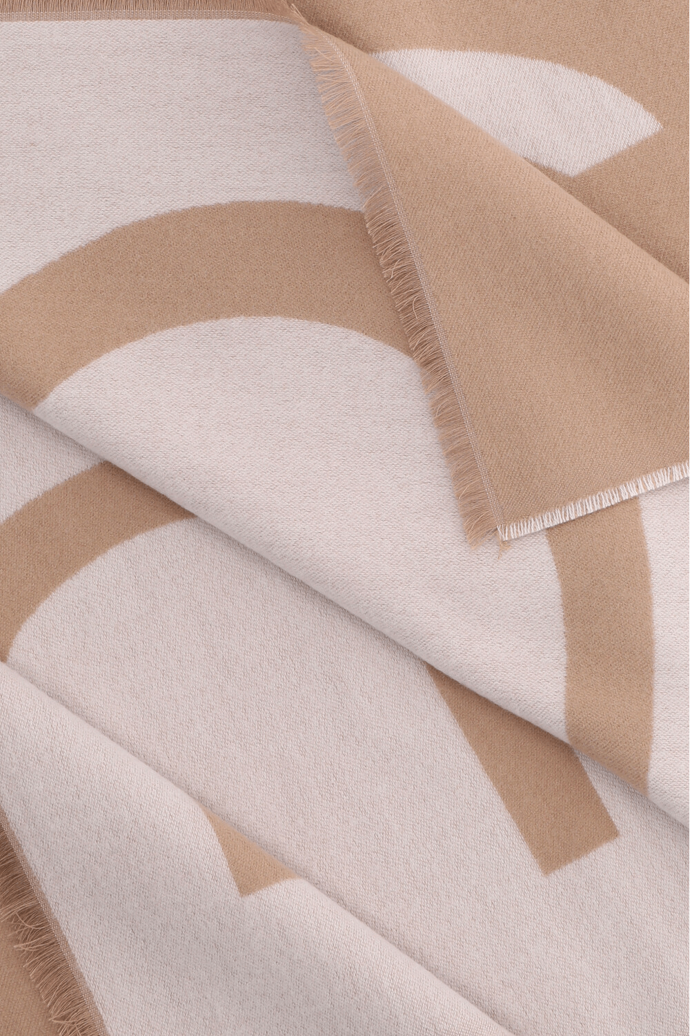 תמונה אחורית של צעיף צמר