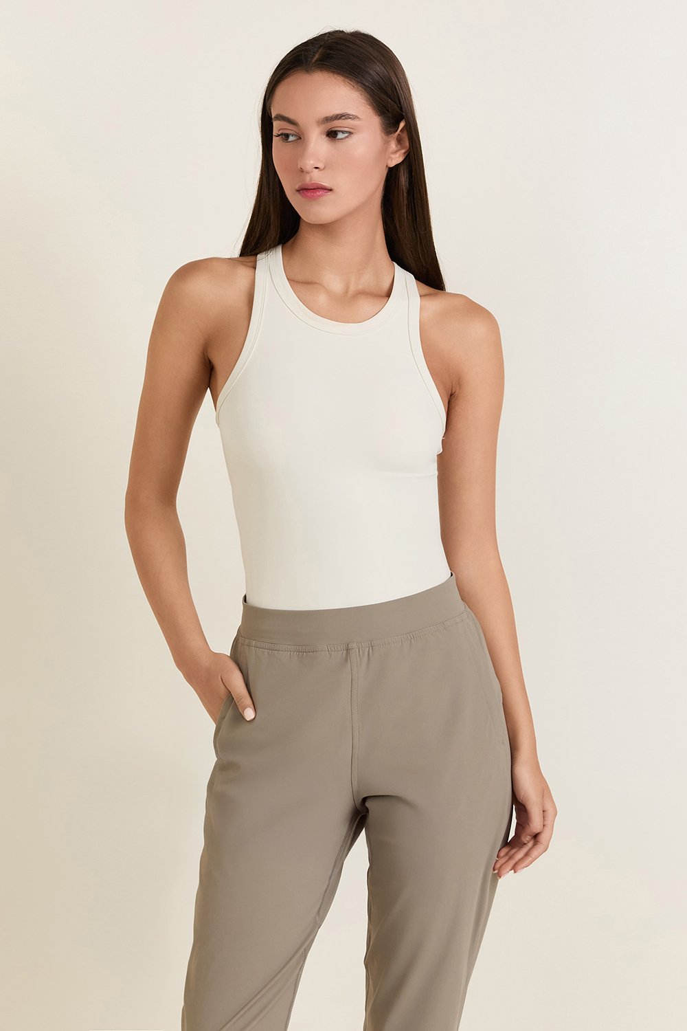 תמונת דוגמן קידמית של Align™ Waist-Length Racerback Tank Top