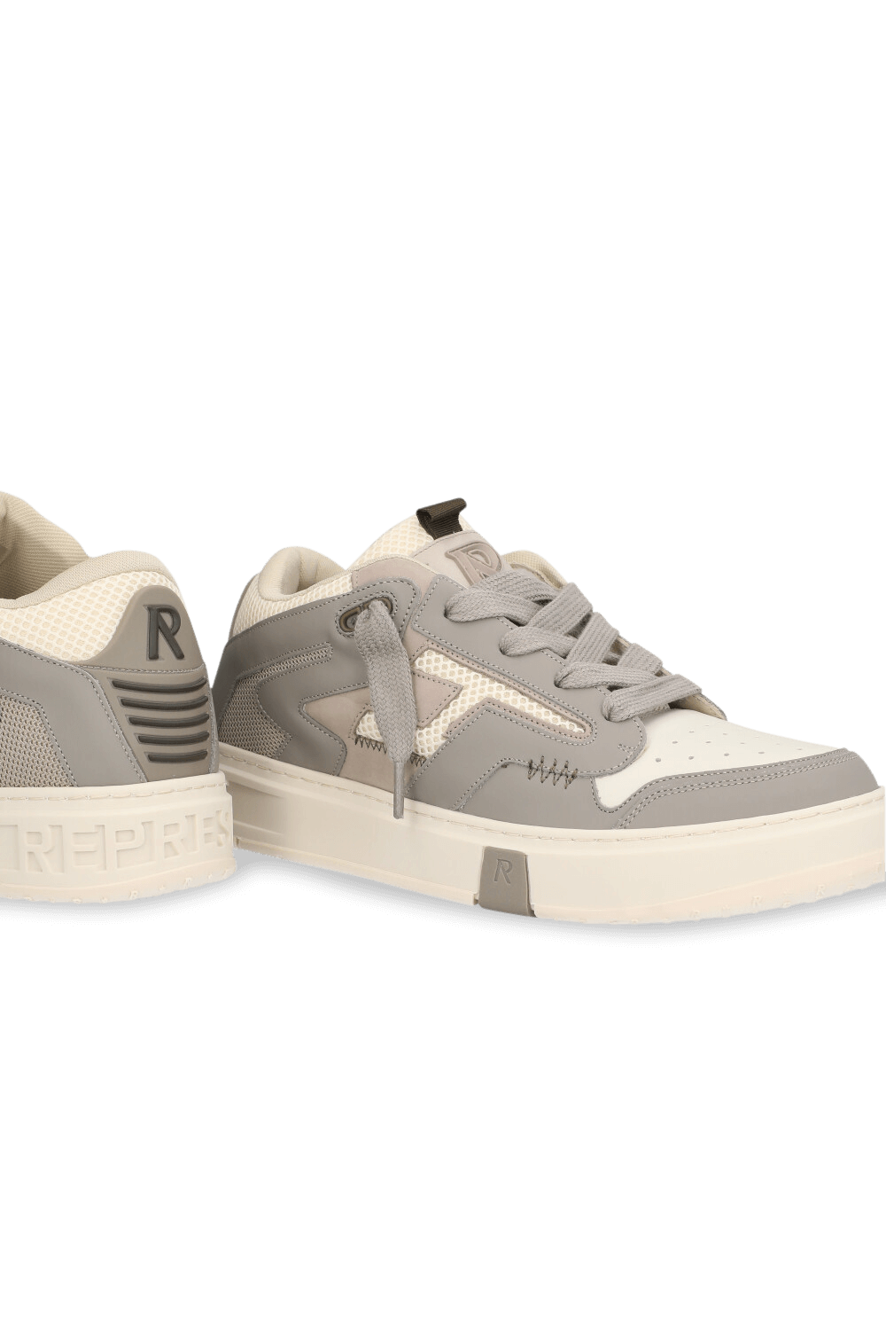 תמונת תקריב של נעלי סניקרס רפטור 2