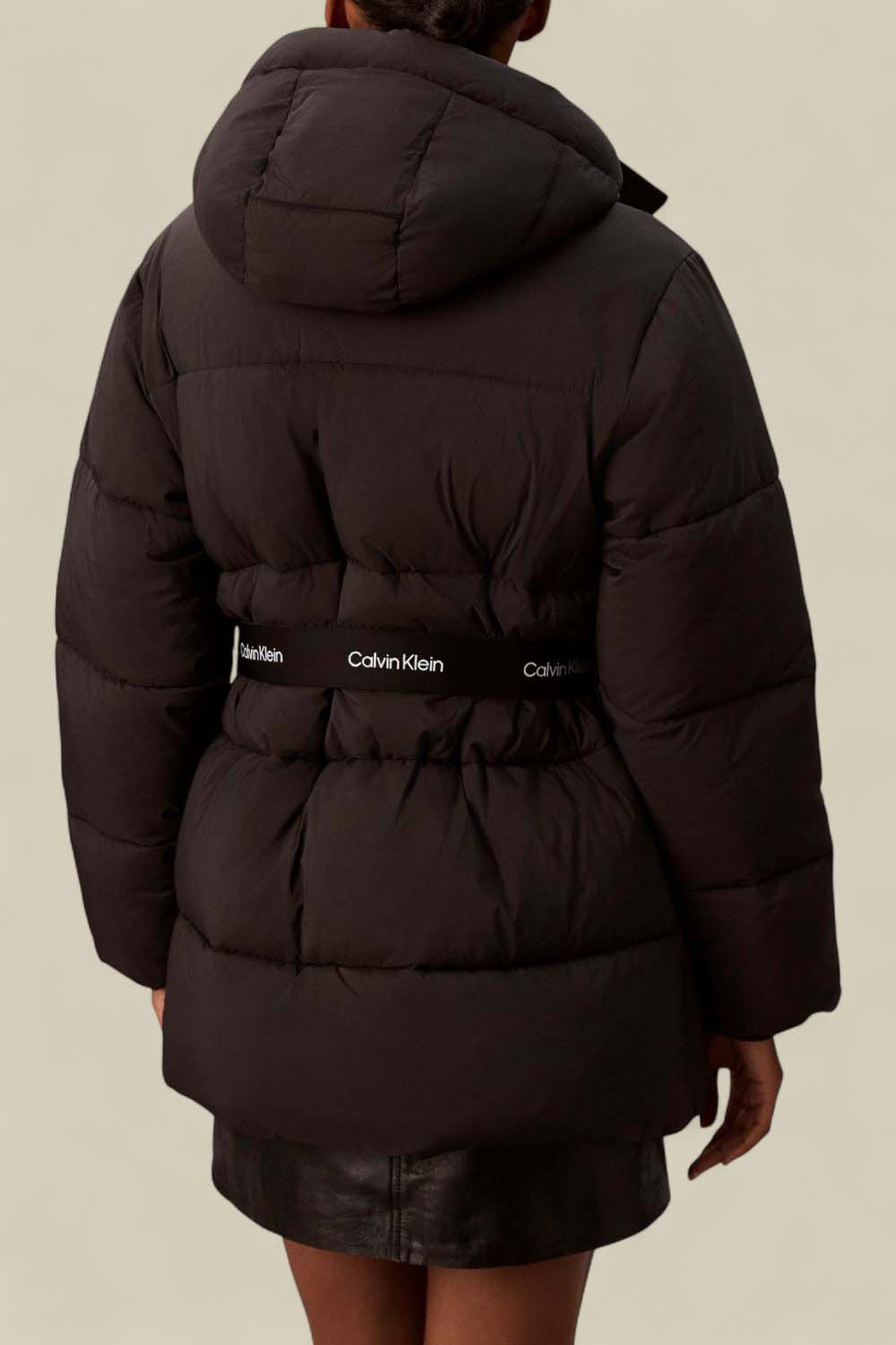 תמונת דוגמן אחורית של מעיל פוך עם חגורה