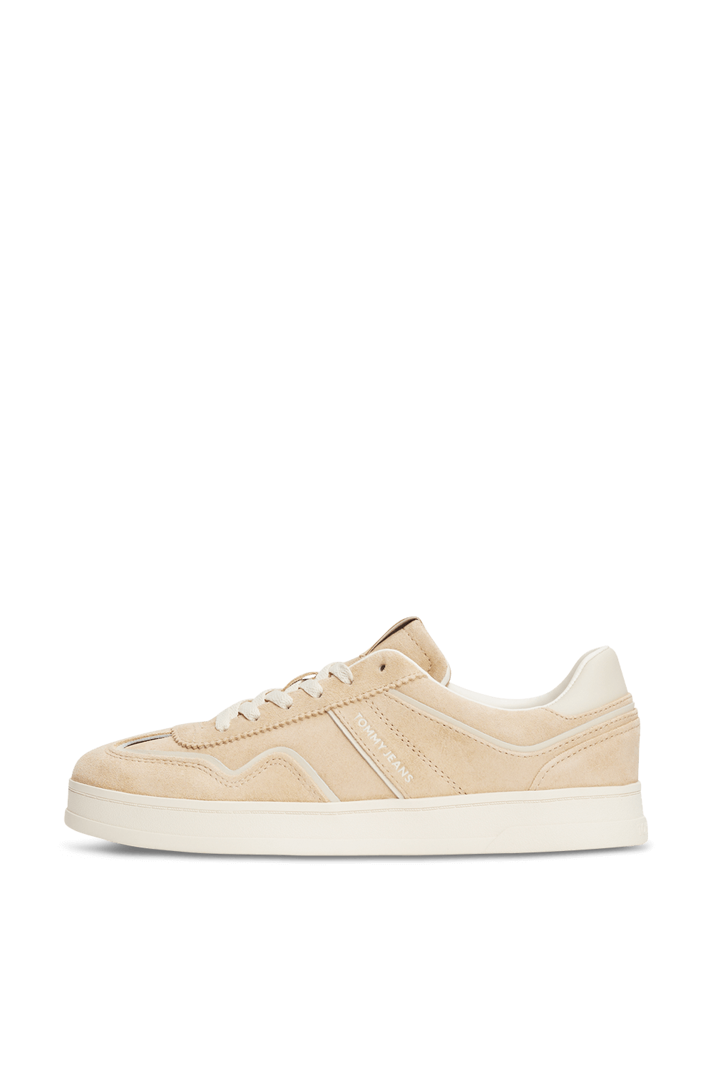 תמונת תקריב של נעלי סניקרס גרינוויץ'