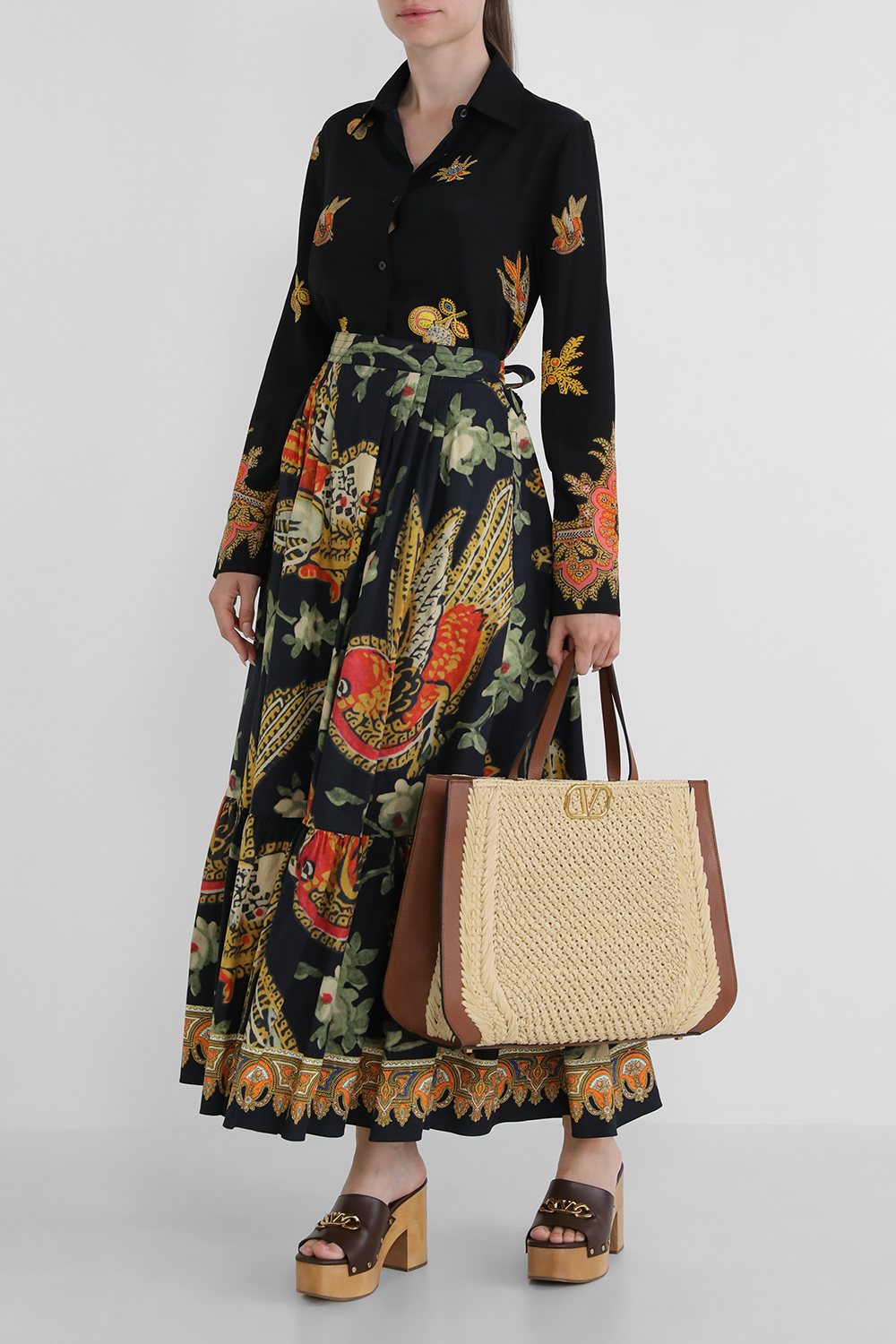 תמונת דוגמן קידמית של סנדלי עור עם סוליית עץ מוגבהת