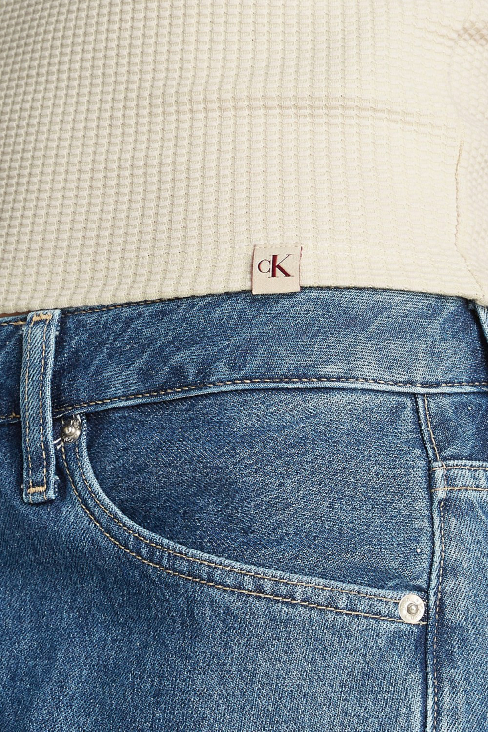 תמונת תקריב דוגמן של גופיית הולטר