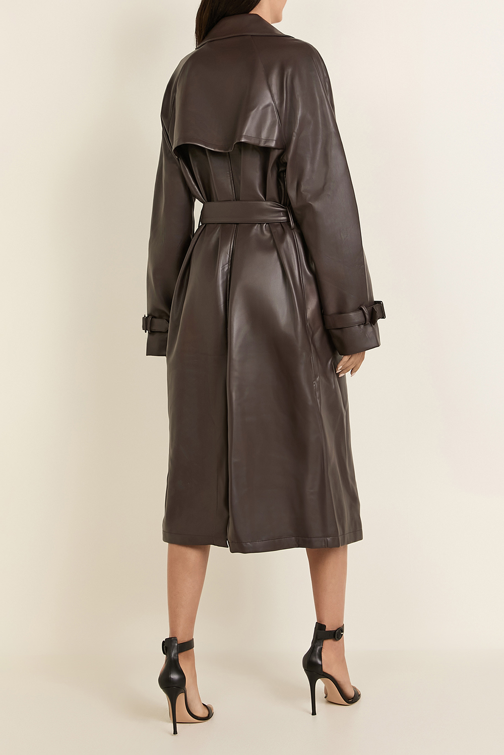 תמונת דוגמן אחורית של מעיל טרנץ' מעור טבעוני