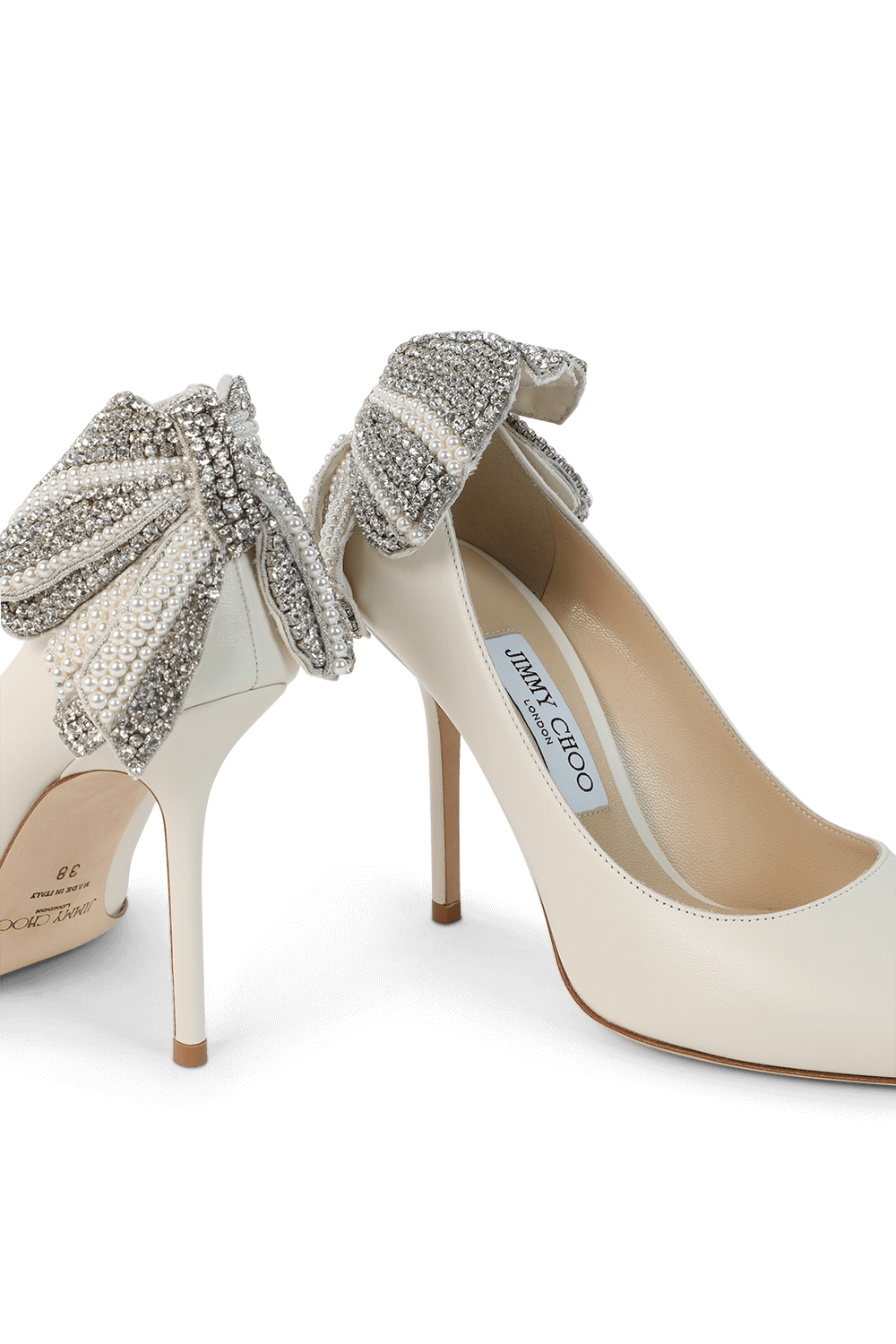 תמונת תקריב של נעלי עקב מעור לאב 100 עם קשת פנינים וקריסטלים