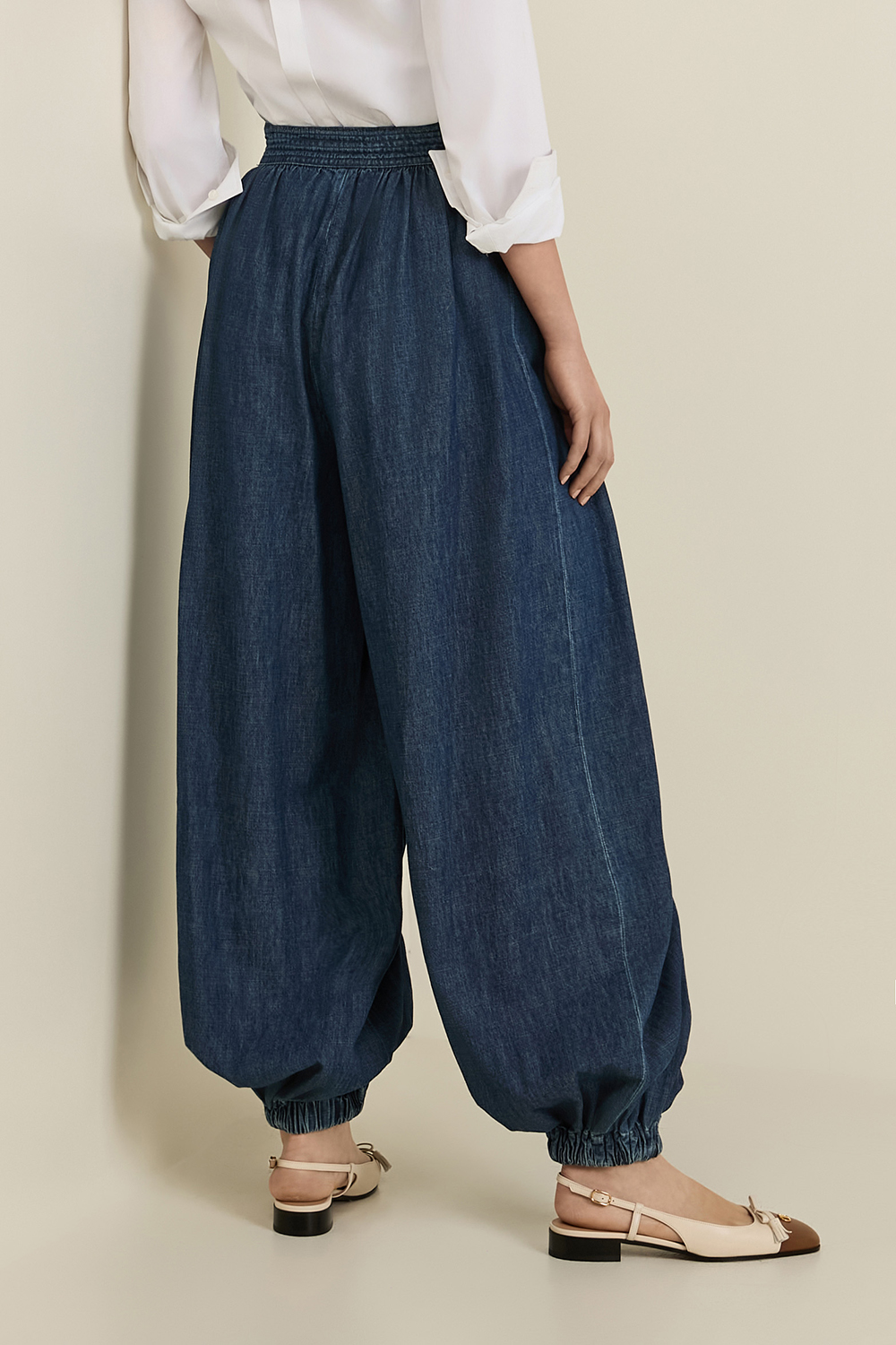 תמונת דוגמן אחורית של מכנסי ג'ינס בלון