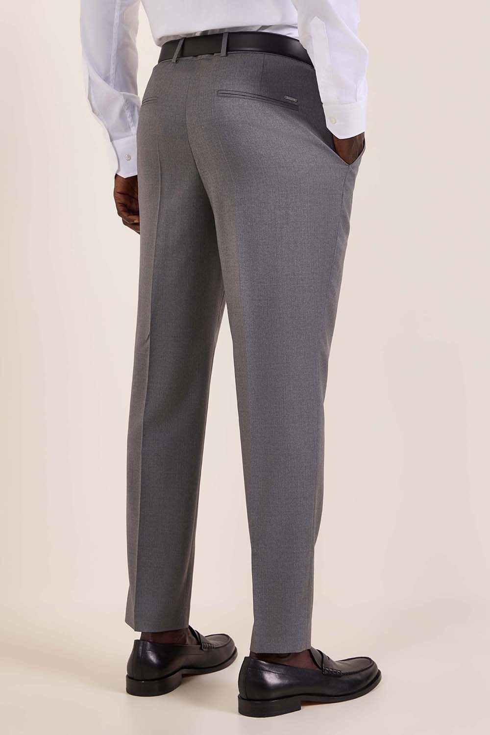 תמונת דוגמן אחורית של מכנסיים מחויטים