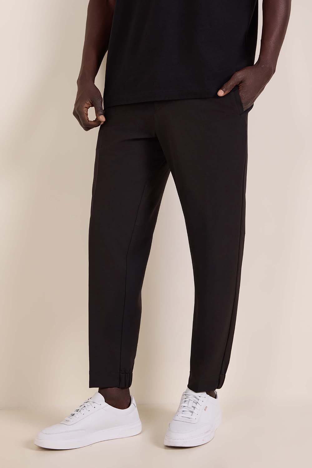 תמונת דוגמן קידמית של מכנסי ג'וג סלים פיט