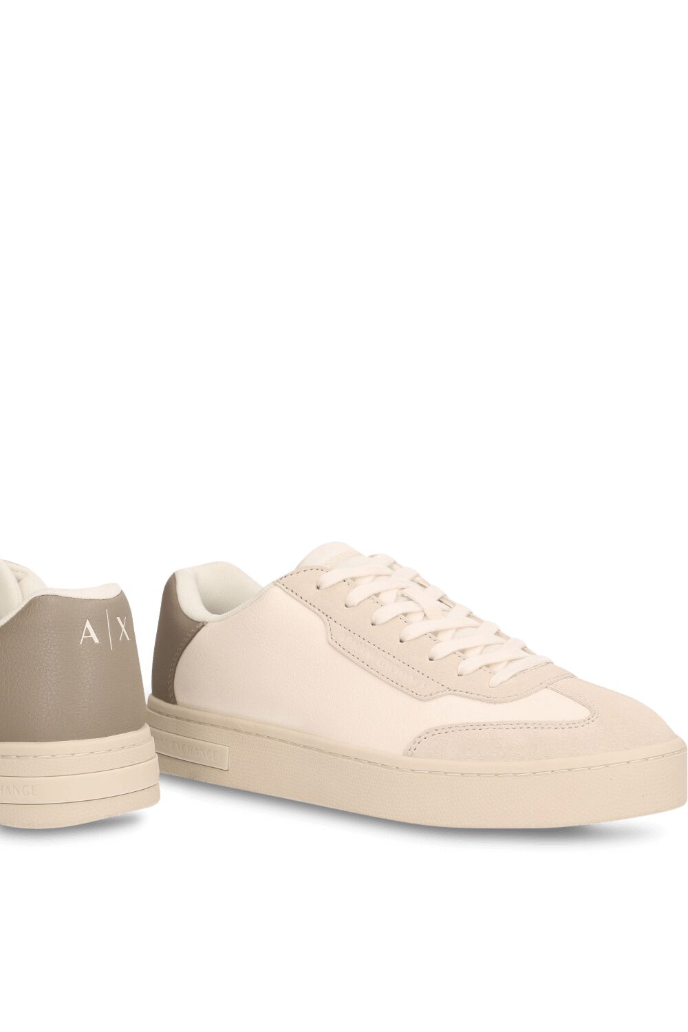 תמונת תקריב של נעלי סניקרס