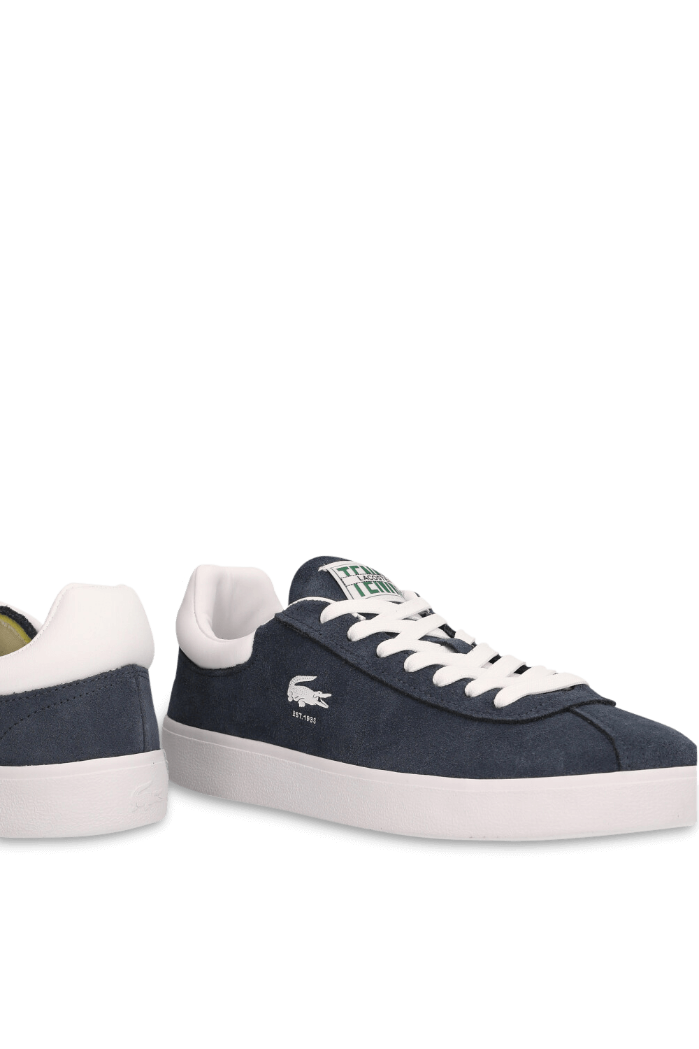 תמונת תקריב של נעלי סניקרס