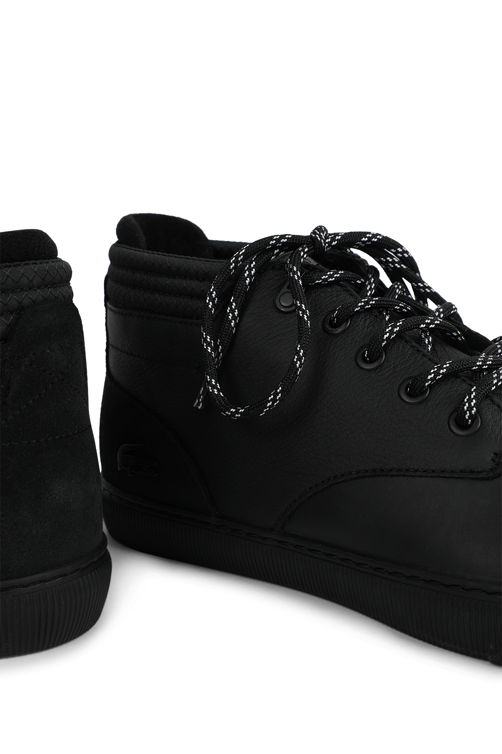 תמונת תקריב של סניקרס אספרה צ'וקה