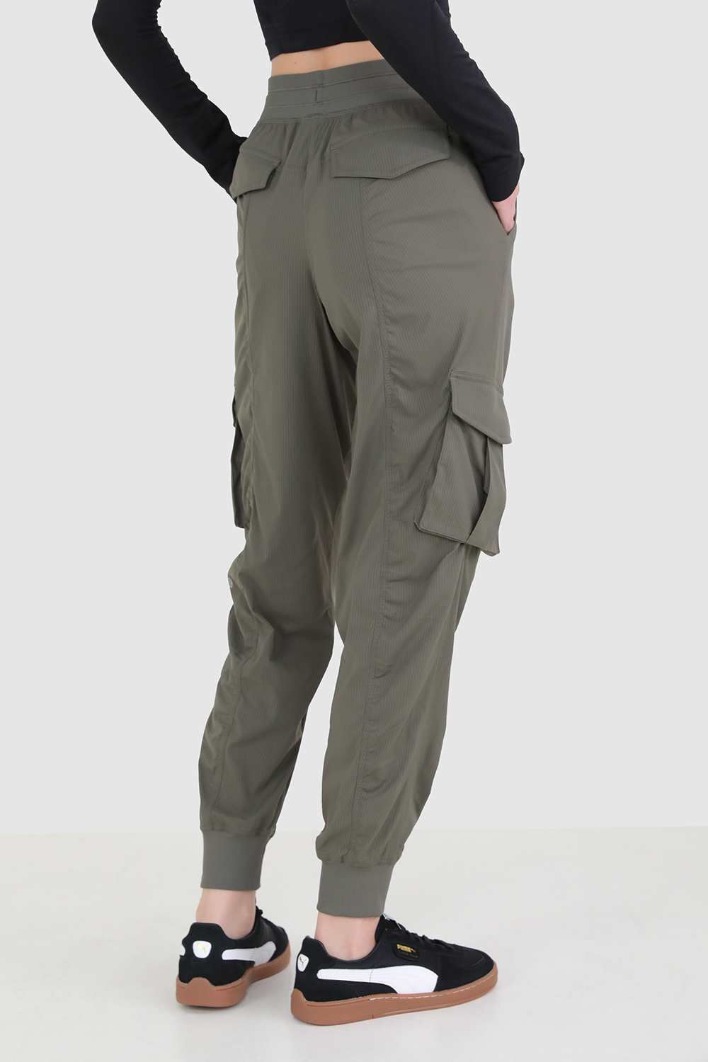 תמונת דוגמן אחורית של Dance Studio Relaxed-Fit Mid-Rise Cargo Jogger