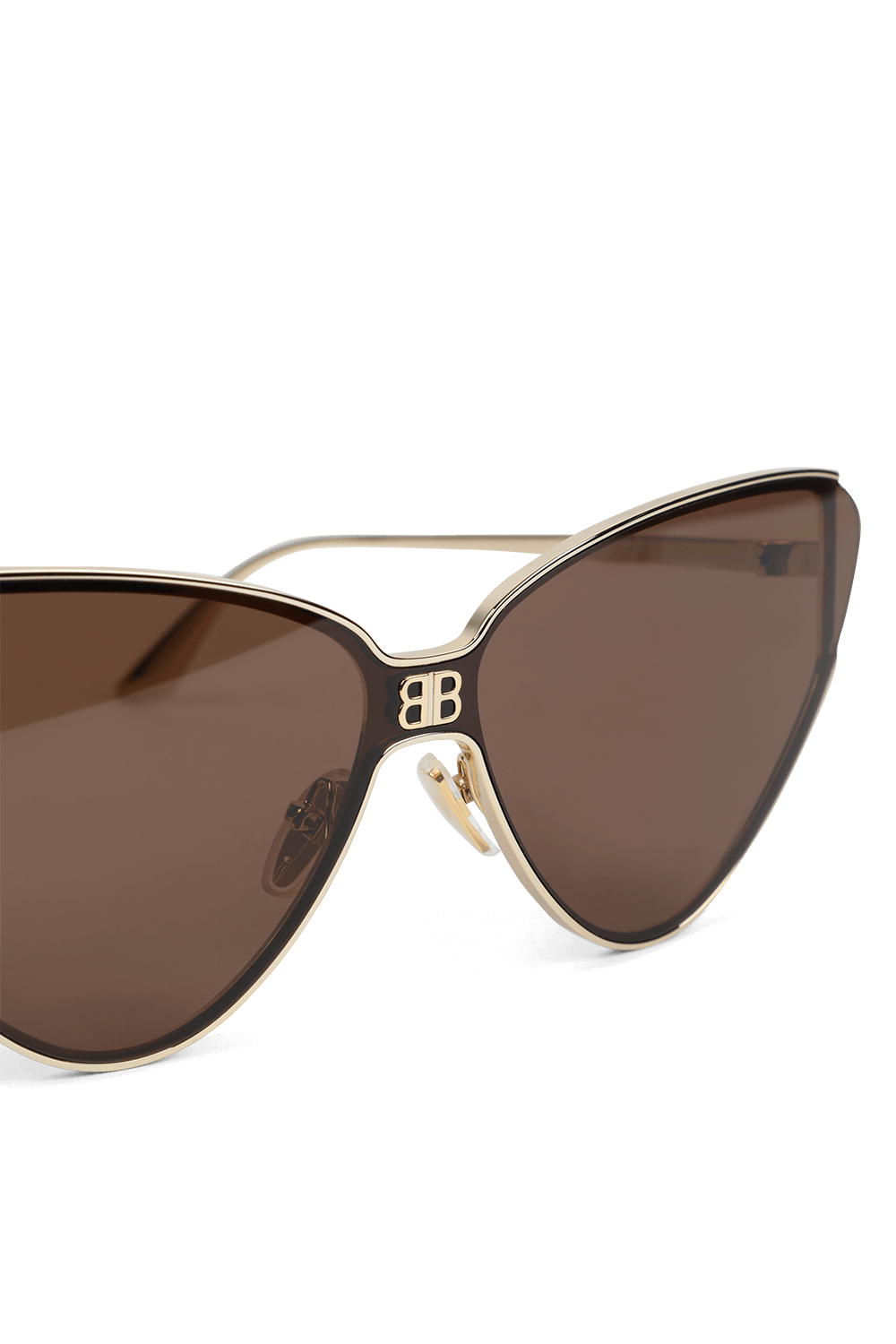 תמונת תקריב של משקפי שמש בסגנון חתולי שקפקף