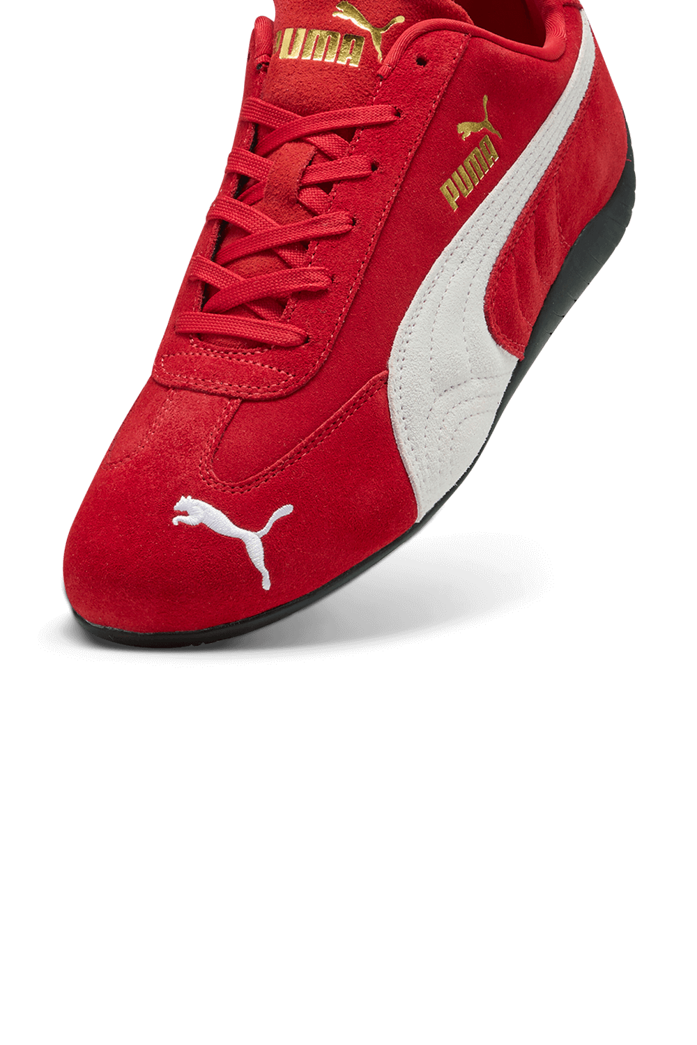 תמונת תקריב של נעלי סניקרס ספידקאט