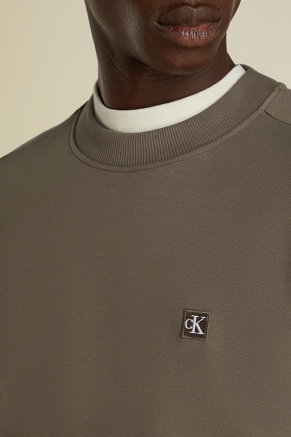 תמונת תקריב דוגמן של סווטשירט עם צווארון מעוגל