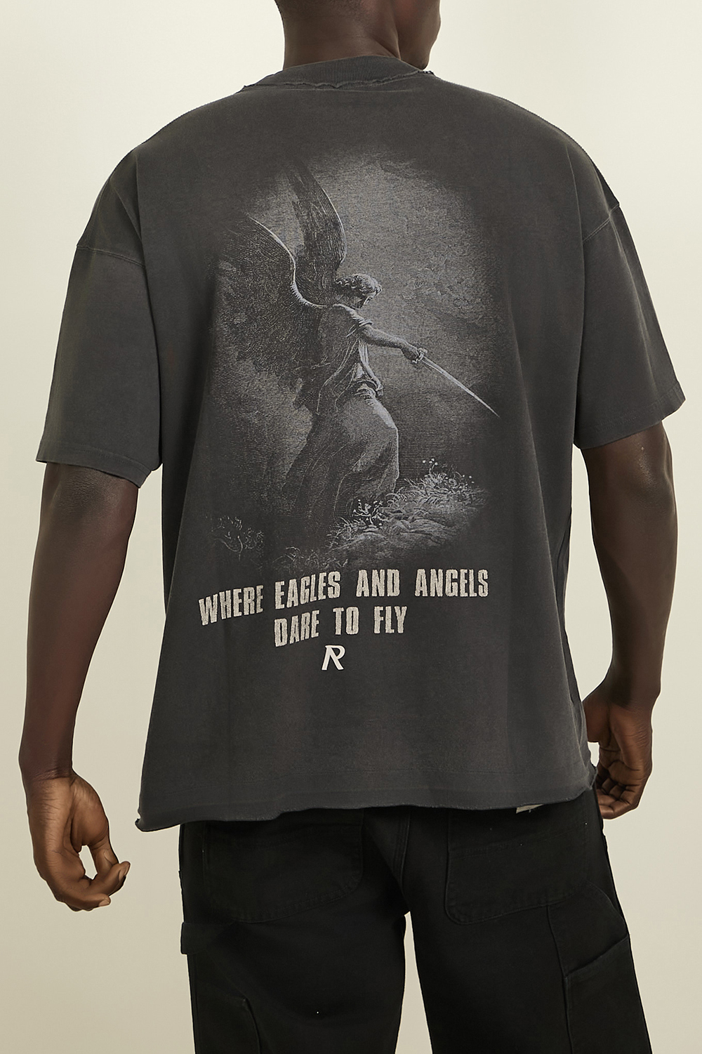 תמונת תקריב דוגמן של חולצת טי אוברסייז עם הדפס בגב