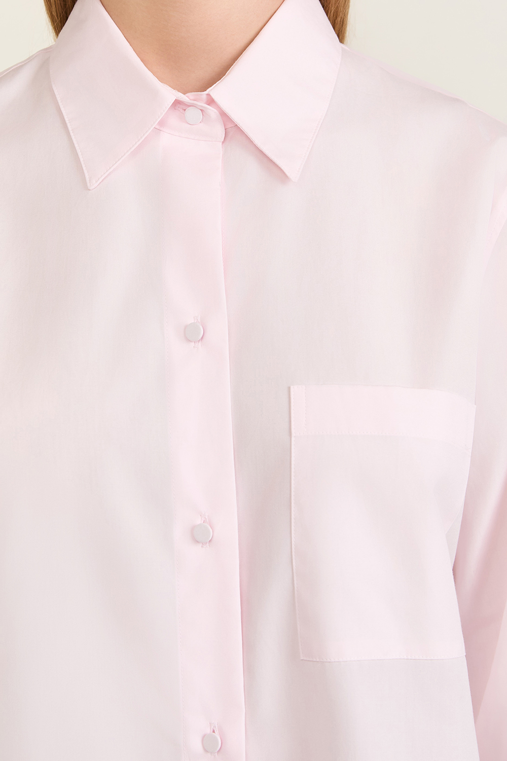 תמונת תקריב דוגמן של חולצת כפתורים