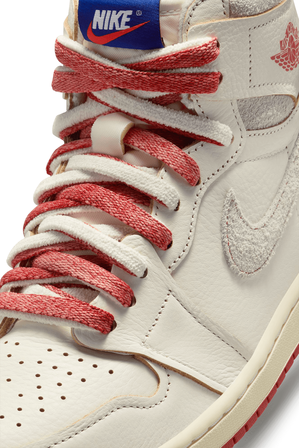 תמונת תקריב של נעלי סניקרס אייר ג'ורדן 1 רטרו