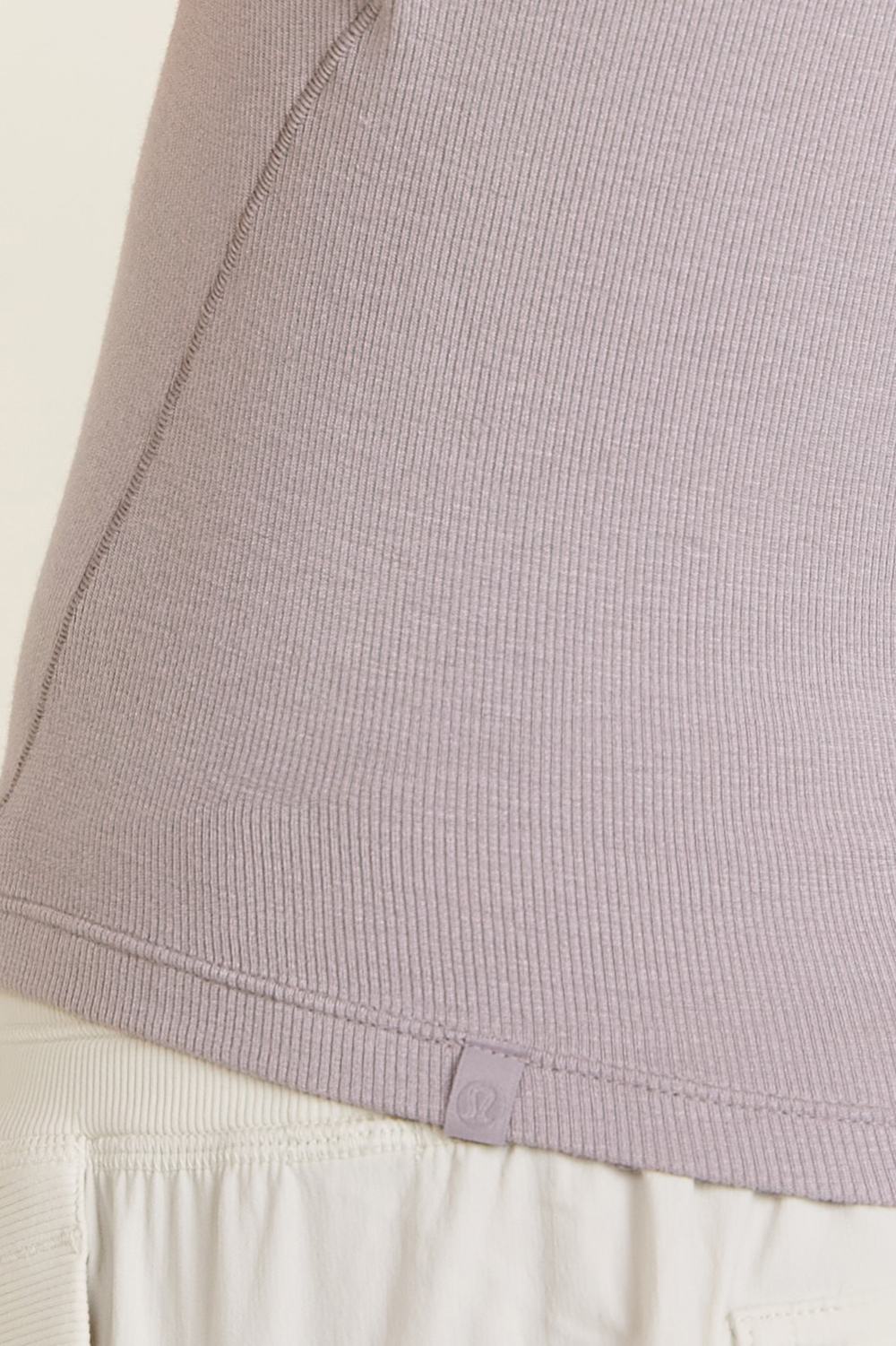 תמונת תקריב דוגמן של Hold Tight Henley Tank