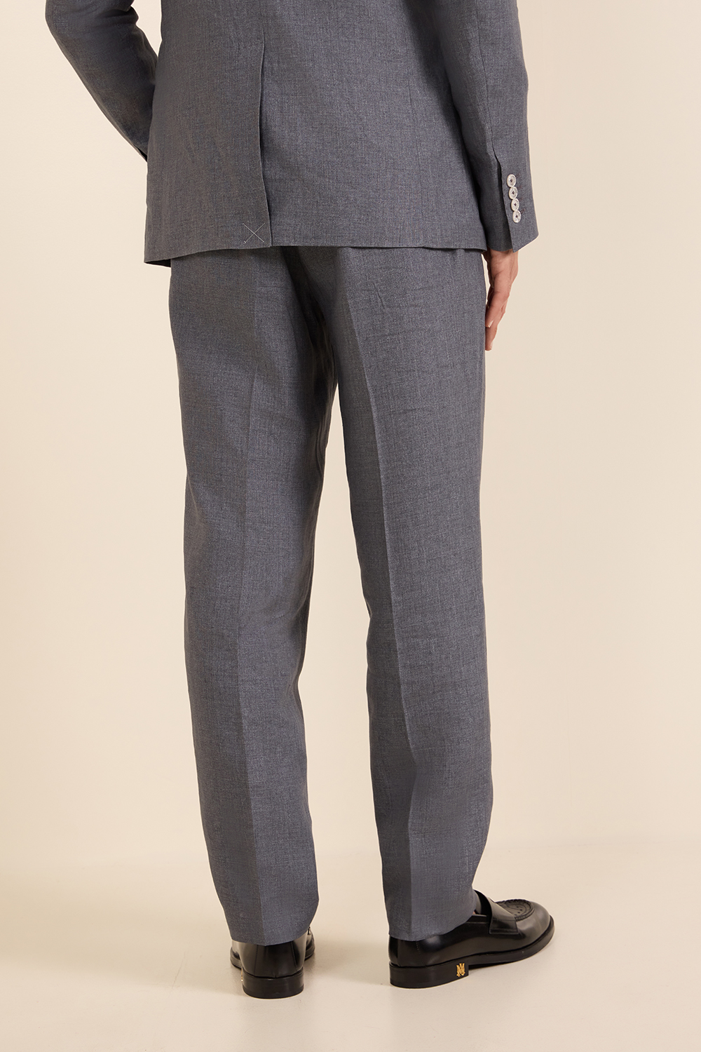 תמונת דוגמן אחורית של מכנסיים מחויטים פשתן