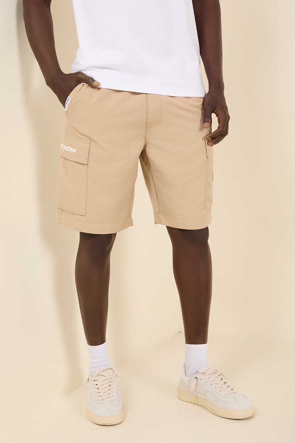 תמונת דוגמן קידמית של מכנסי קרגו קצרים