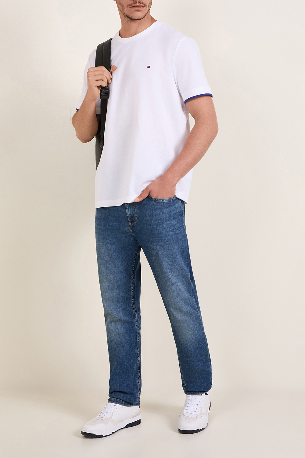 תמונת דוגמן קידמית של נעלי סניקרס