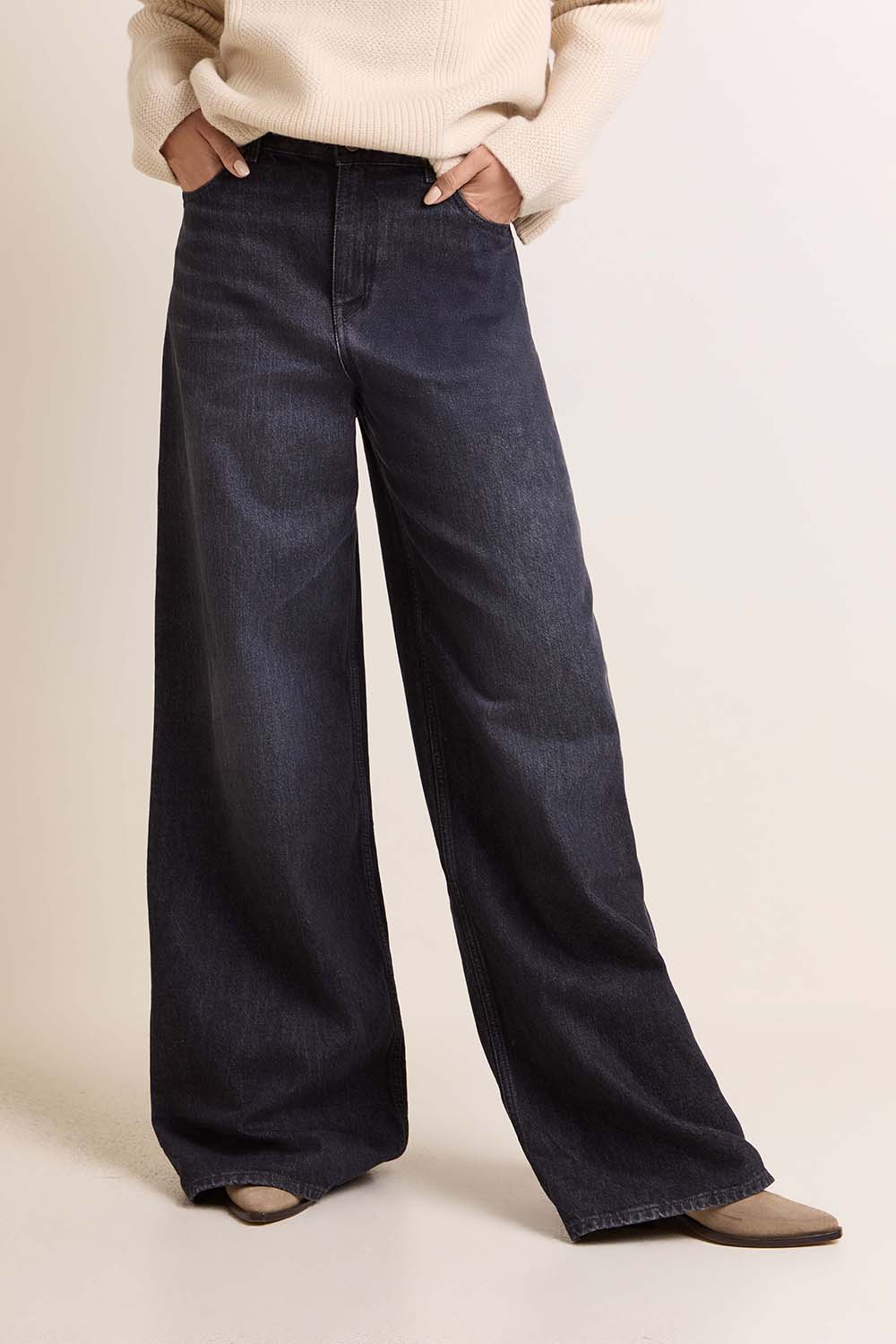 תמונת דוגמן קידמית של מכנסי ג'ינס מתרחבים