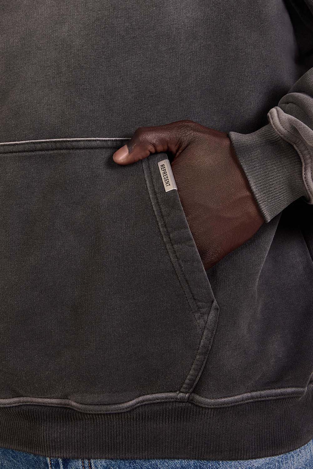 תמונת דוגמן אחורית של קפוצ'ון ריפרסנט x אואזיס