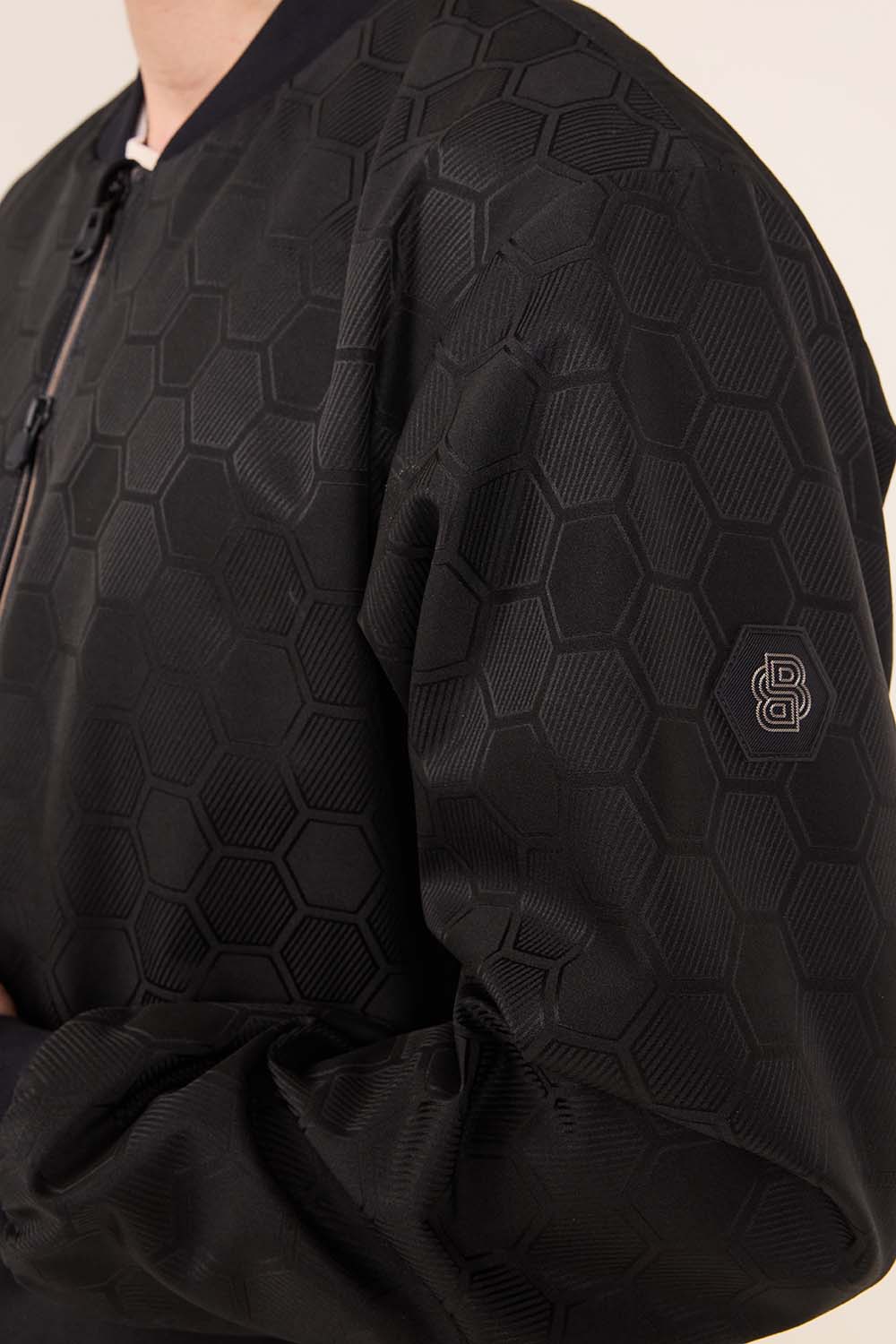 תמונת תקריב דוגמן של ז'קט רוח קל