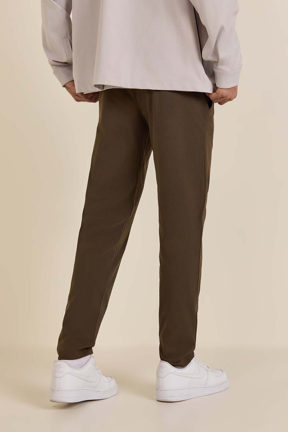 תמונת דוגמן אחורית של ABC Slim-Fit Trouser 32L Warpstreme